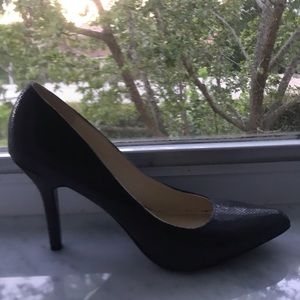 Women’s snakeskin leather fabric heels, size 6.5